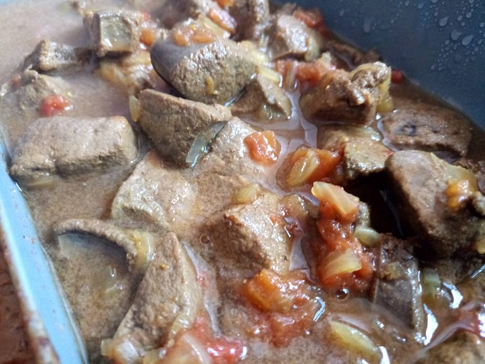 annette_bibz's tweet photo. Two Sauces cooked at the same time with the #amazingpan, for 15minutes. it never disappoints. @kakatshozi @Daznotes @elimukiibi @jamesonen https://t.co/pKW7d4FzOz