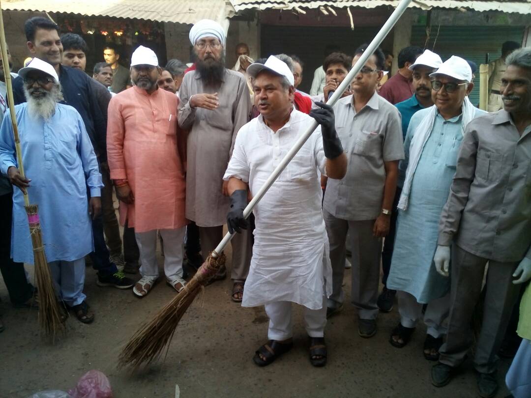 SwachhBharatGov's tweet image. Hon'ble Cabinet Minister Shri @nstomar leading a cleanliness campaign in Mohna, Gwalior.
#SwachhBharat #MyCleanIndia