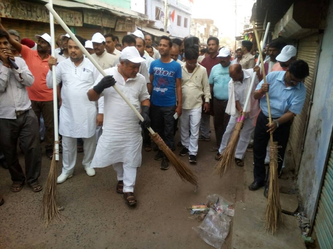 SwachhBharatGov's tweet image. Hon'ble Cabinet Minister Shri @nstomar leading a cleanliness campaign in Mohna, Gwalior.
#SwachhBharat #MyCleanIndia