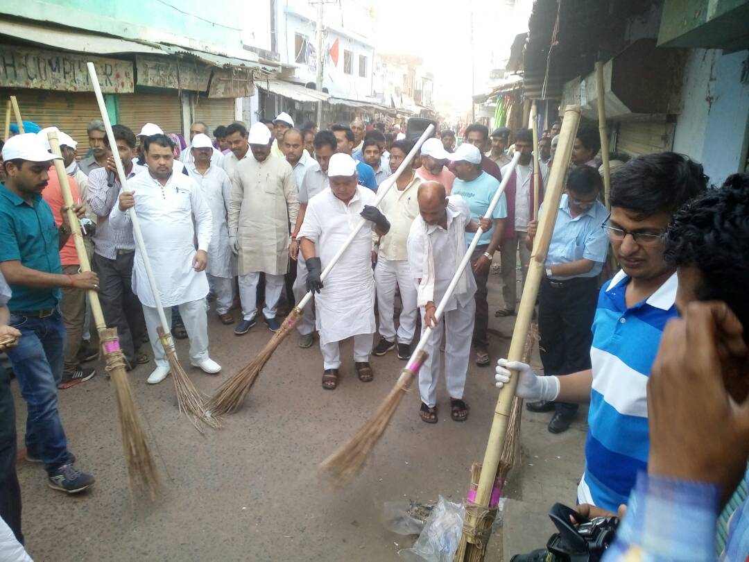 SwachhBharatGov's tweet image. Hon'ble Cabinet Minister Shri @nstomar leading a cleanliness campaign in Mohna, Gwalior.
#SwachhBharat #MyCleanIndia