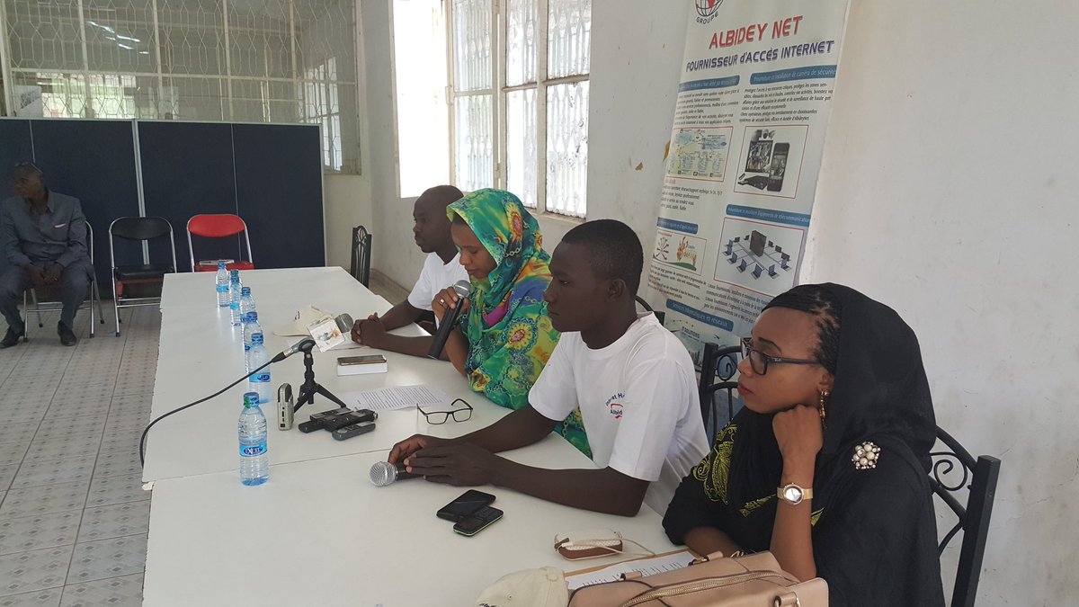 AlbideyNet's tweet photo. L'equipe maketing lors du lancement officiel de l'Application #BACTCHAD 2017 au lycee felix eboué #adjib #AlbideyNet https://t.co/Xps097jAvU