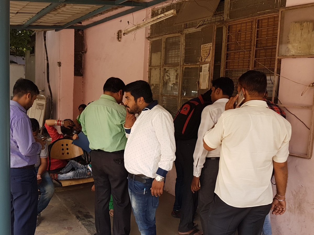 Questionmaarkar's tweet photo. Pathetic state of affairs at SDM office, north east delhi. Babus chill while junta sweat. @LtGovDelhi @DelhiGovtLive @ArvindKejriwal https://t.co/9k3mzGwtri