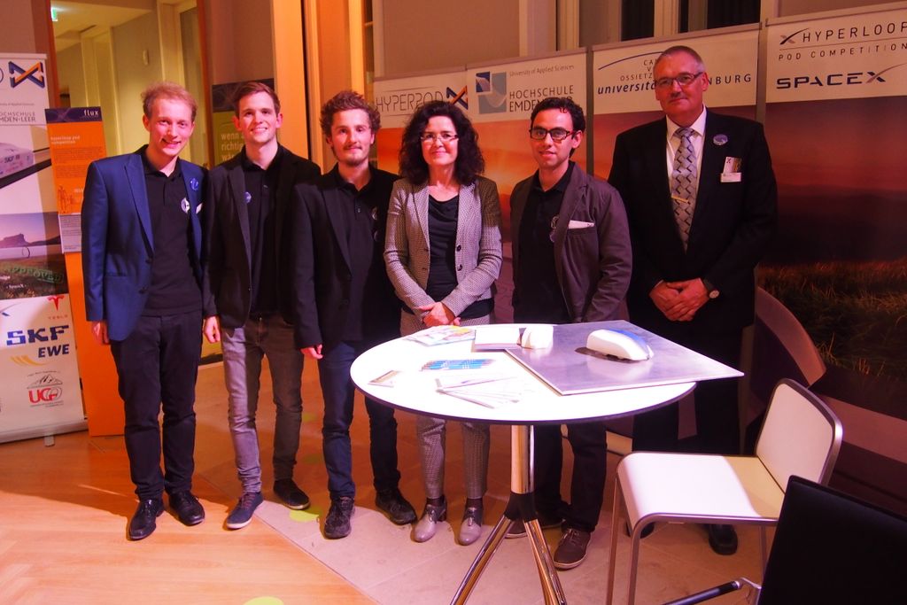 hyperpodx's tweet photo. Our team closes the Niedersachsen Research day 2017 with the company of the Minister of Science and Culture. #Hyperloop #Niedersachsen https://t.co/gYrXaeZYmu