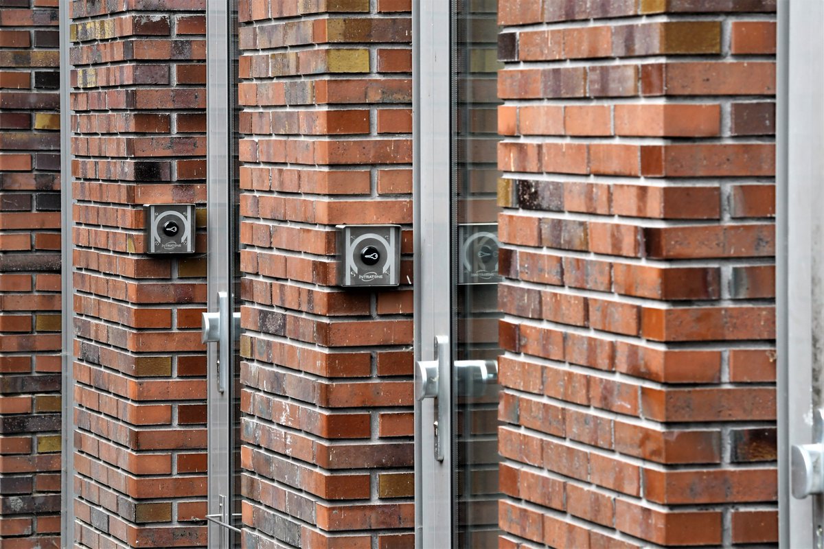 Goed beveiligd, bestaande deuren voorzien van drie-punts elektrische motorsloten gekoppeld aan domotica, De Oude IJssel regelt het !