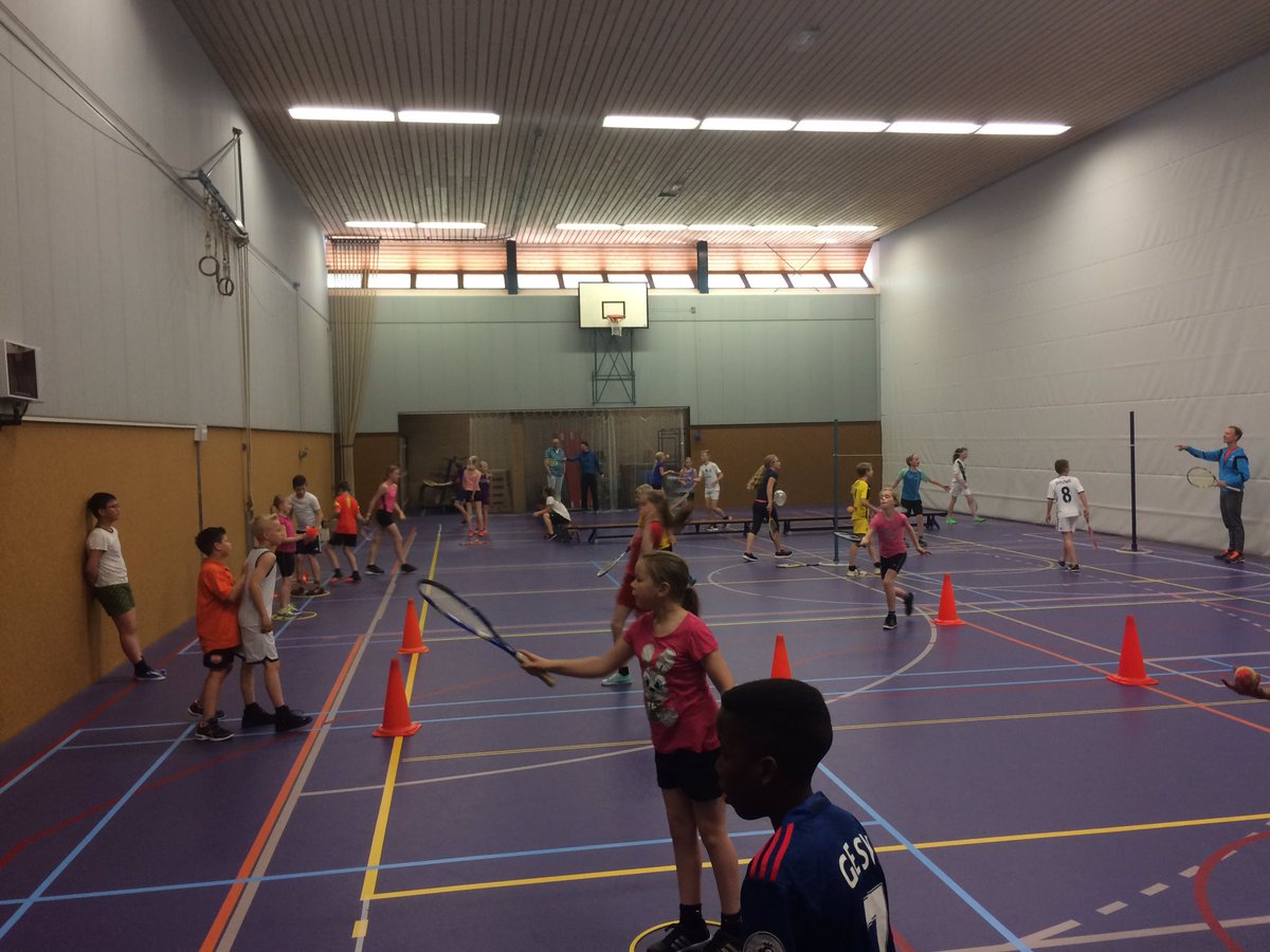 De Rehoboth school uit Vriezenveen krijgt vandaag een tennisclinic o.l.v. Tjeerd en Ruben van tennisclub Vriezenveen