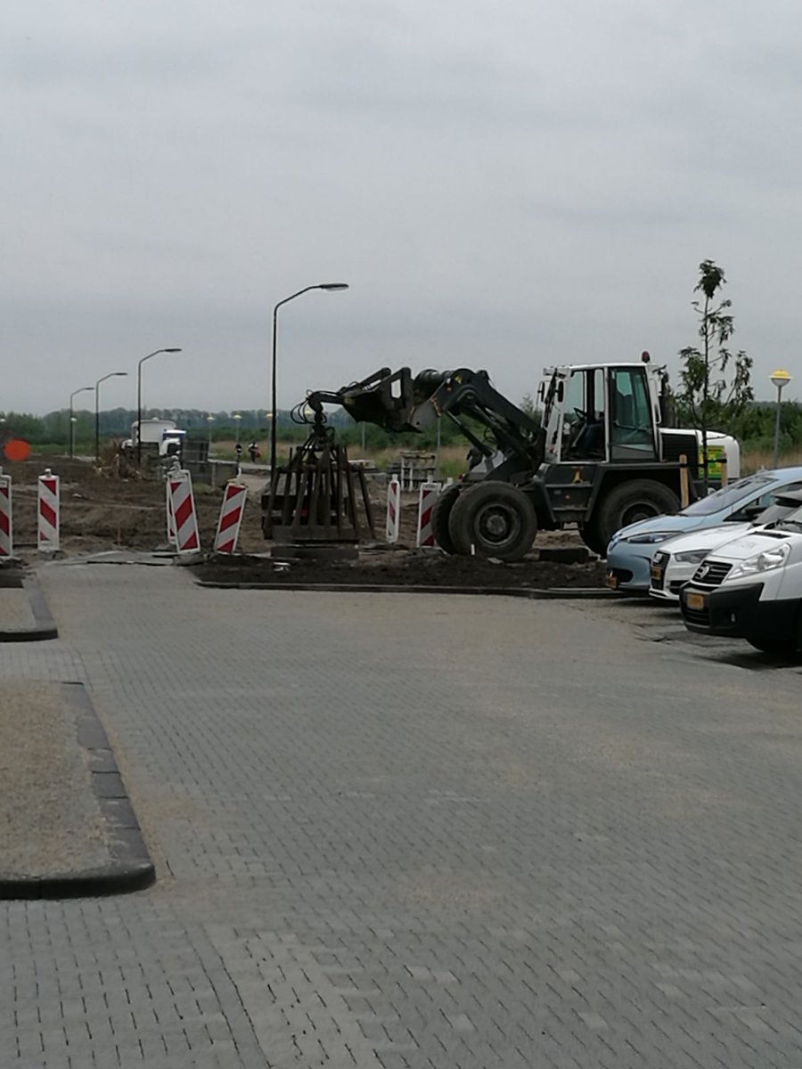 JudithBoertjens's tweet photo. @BrigitteBreugom @gem_Lelystad Dit soort situaties zien we dan. Bouwvoertuig tijdens school-spitsuur op fietspad... https://t.co/86qADEl75z
