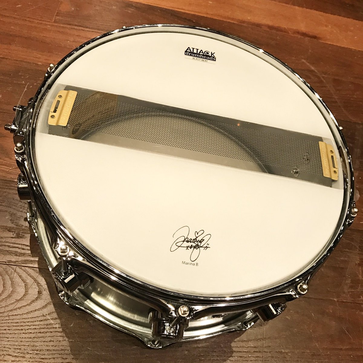 Drums_Marina's tweet photo. 先日届いたばかりの私のシグネチャーヘッドを装着🥁✨
ボトムはスナッピーの所がコーテッドとクリアの2種類あります👯
メインのスネアにはコーテッド、サブスネアにクリアを張ってみたよ🙃
https://t.co/lxmp0yJddm
#Aldious #Attackheads https://t.co/7TXldJzOT2