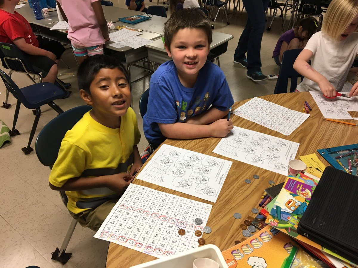 BraswellMonkeys's tweet photo. Money madness. 🤑The Monkeys are working in partners to count mixed coins. 🐒#c6learns #theMac https://t.co/RTO0gzyJvG