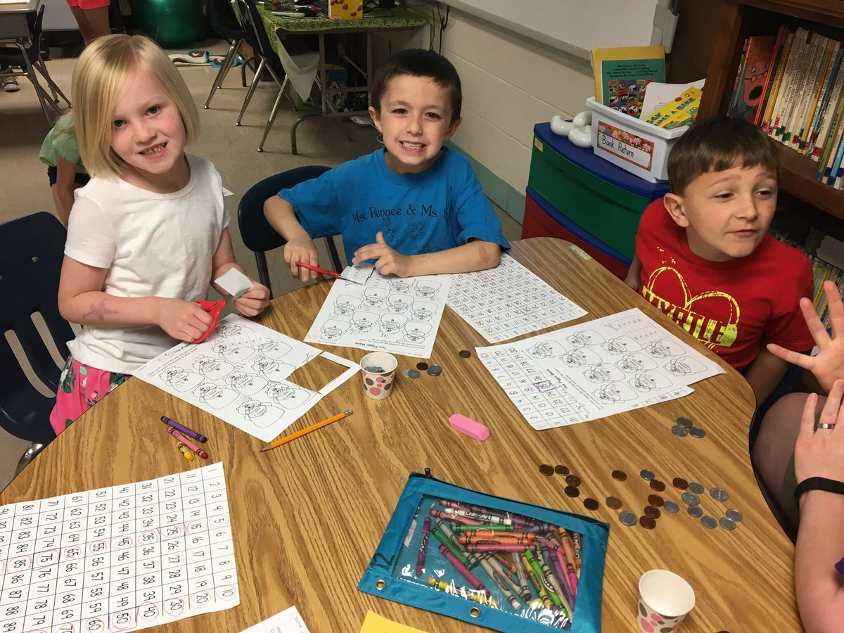 BraswellMonkeys's tweet photo. Money madness. 🤑The Monkeys are working in partners to count mixed coins. 🐒#c6learns #theMac https://t.co/RTO0gzyJvG