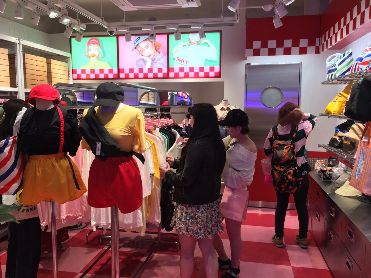 wwd_jp's tweet photo. 【ショップ取材】スタイルナンダ原宿店がついにオープン！早朝から竹下通りに長蛇の列が続いています。学生でさらに混む夕方まで入場規制がかかりそうです😵
 #STYLENANDA #スタイルナンダ https://t.co/EoywpARSxz https://t.co/tHcRbtaN2S