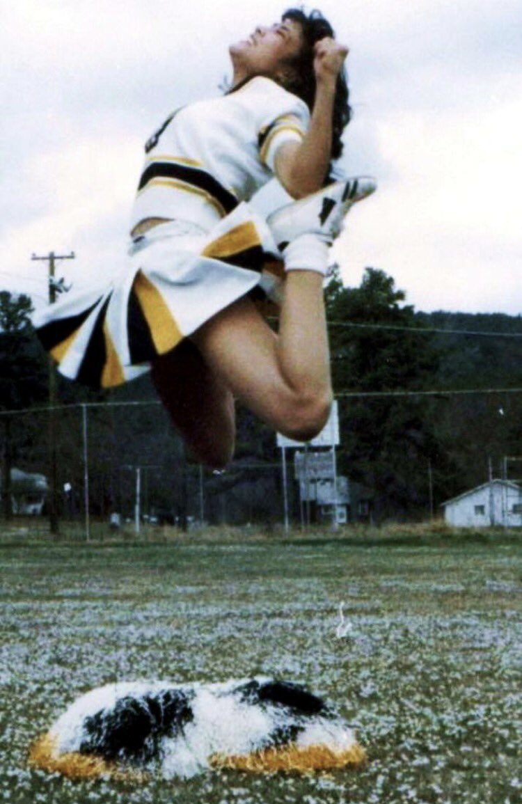 nichols_rosa's tweet photo. #tbt 🔙 😳 I was a cheerleader?! 😆 Promise I was smiling 😁...not straining 😏..it was my signature jump🤸🏻‍♀️https://t.co/yKys5xIhmd #cjump 💥📣 https://t.co/oZ7GkTvnGp