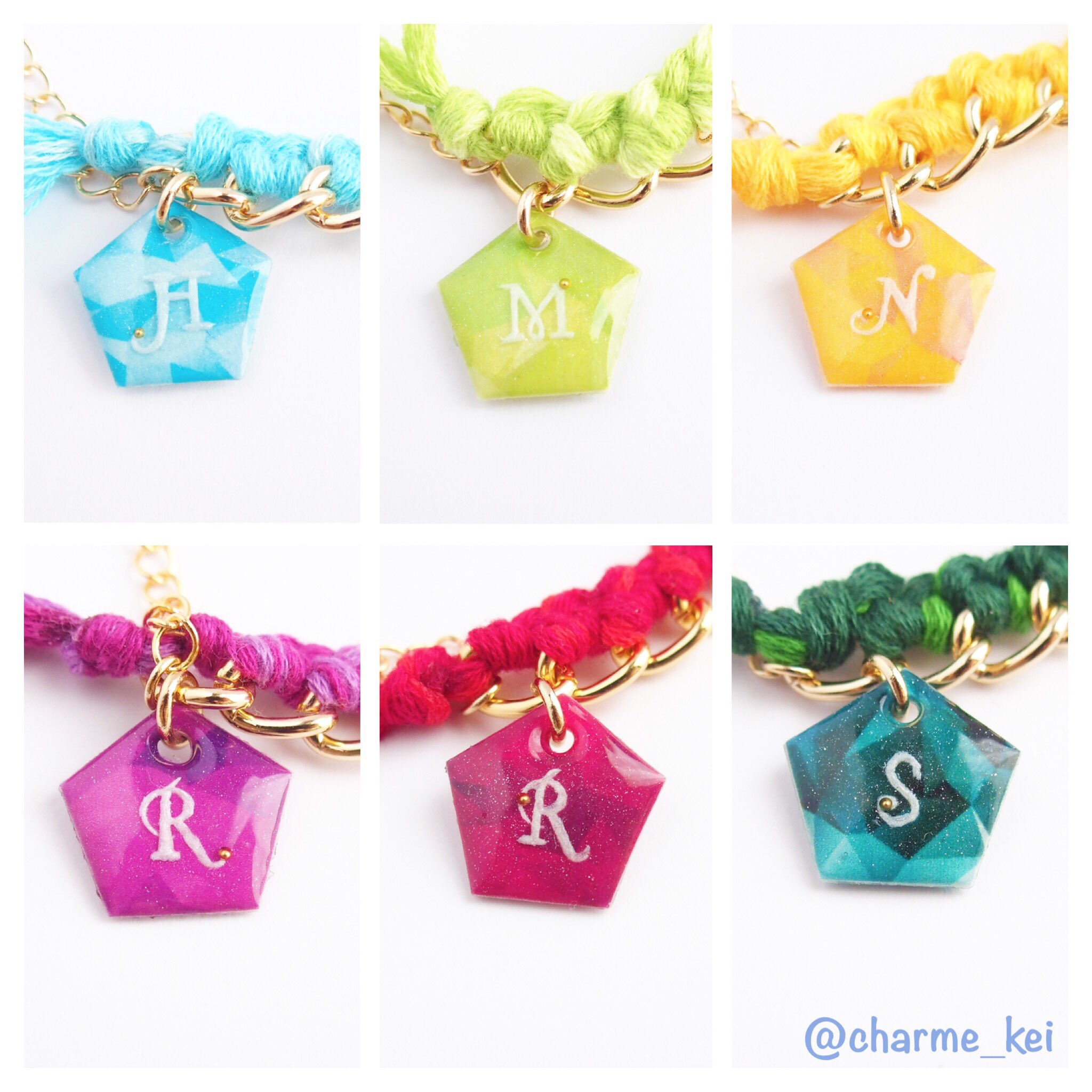 Kei Free キャラクターモチーフブレスレット 刺繍糸とチェーンに編み込んだものです レジンチャームは各キャラ のイニシャルと モチーフのイラストを表裏に入れてみました Free Free手芸部 T Co Vm30c3trpm Twitter