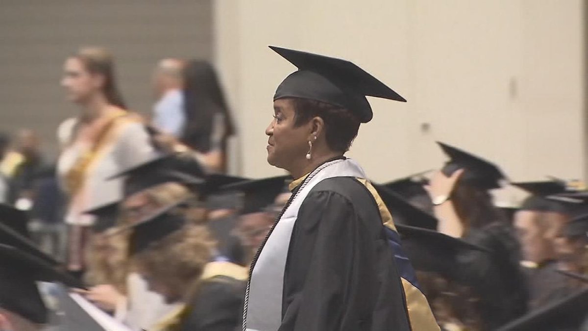 nmasunivision's tweet photo. Una tatarabuela demuestra que no hay edad para graduarse de la universidad https://t.co/HfMVvKe1h7 (VIDEO) https://t.co/n9GH28ccUr