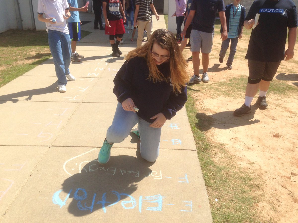 ms_hamlin's tweet photo. @DMiller0502 @dauphin_high @JthomasJudy Taking Valence Electrons outside + "concrete" formative assessments https://t.co/UxiJmGiBGe