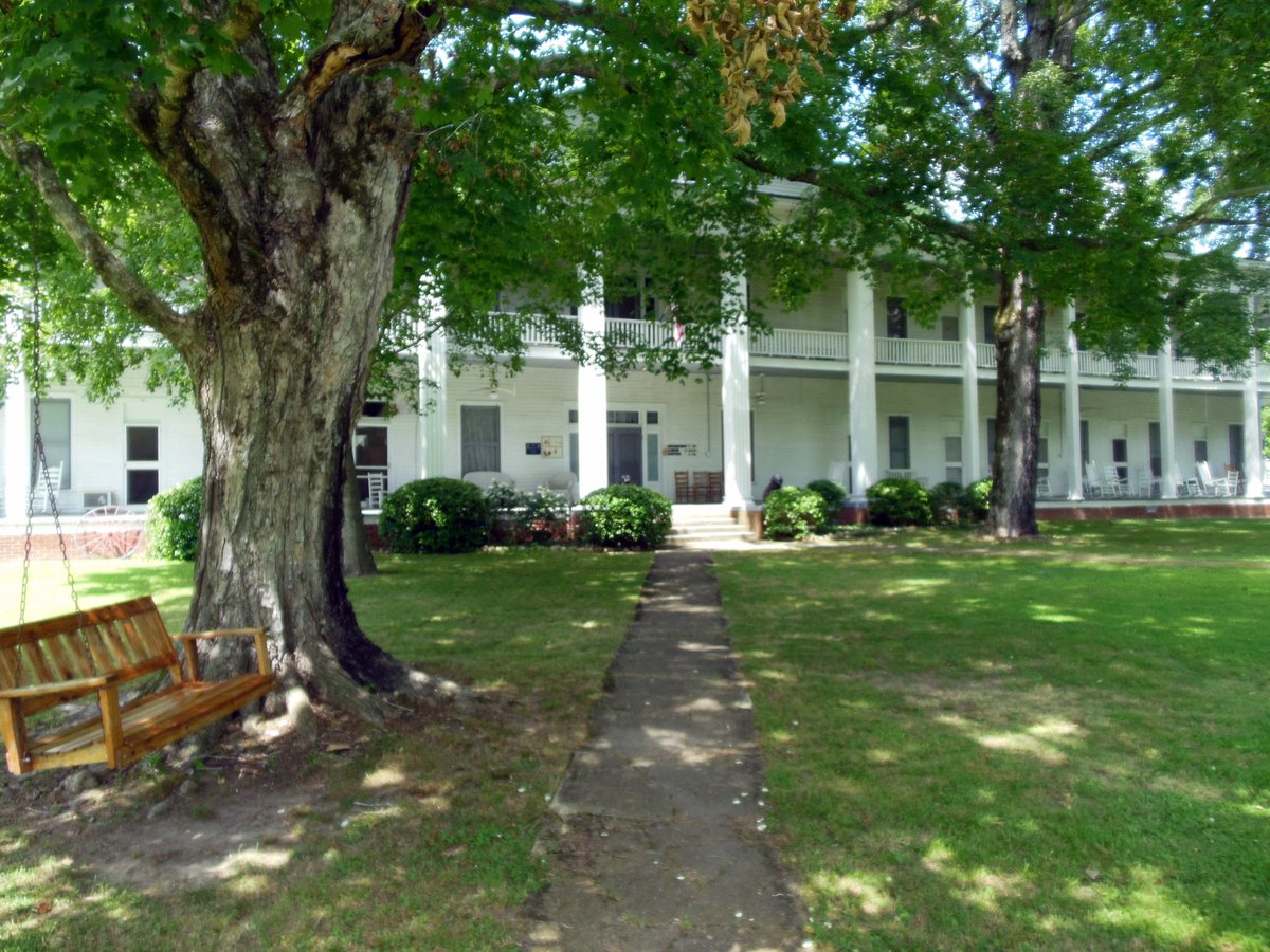 knoxroadtripper's tweet photo. A big front porch and a swing. What more do you need? Happy Nat'l Travel and Tourism week. #nttw17 #nttw2017 #redboilingsprings #madeintn https://t.co/NcmUjspaOB