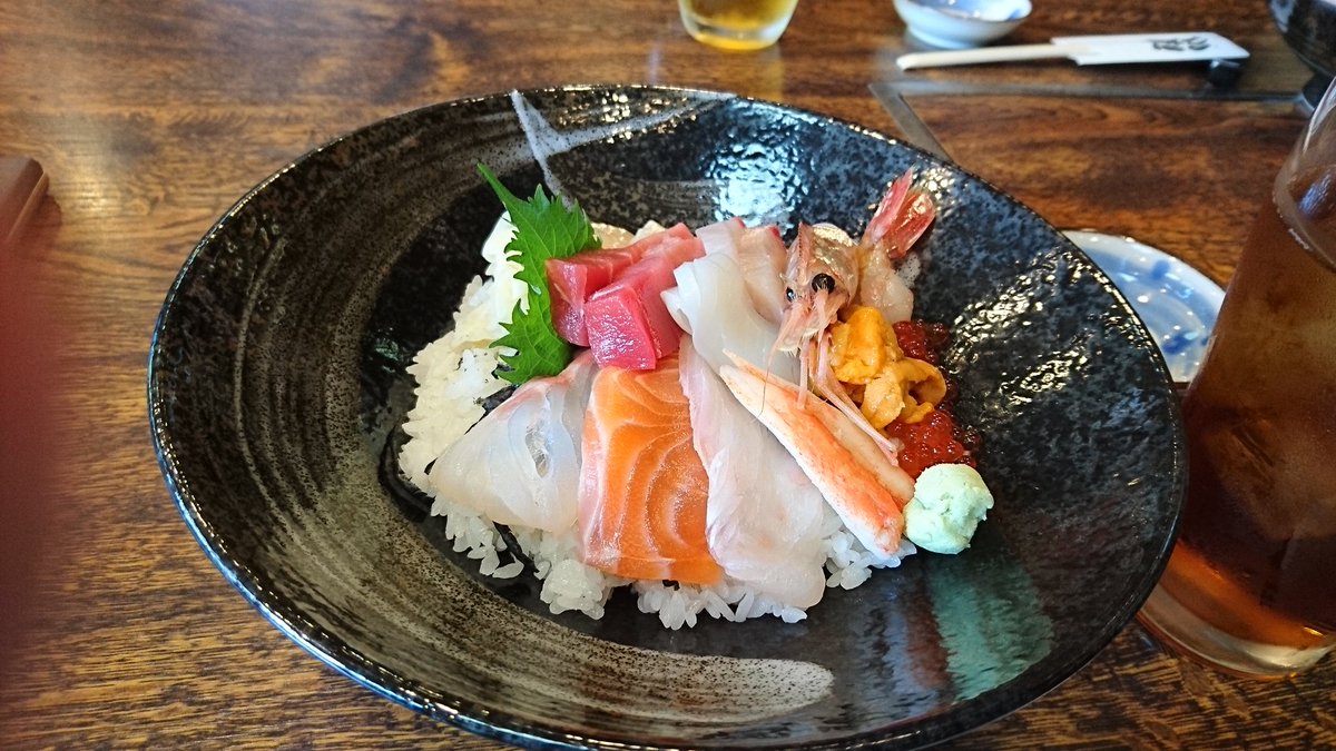 お昼から立派な海鮮丼! 