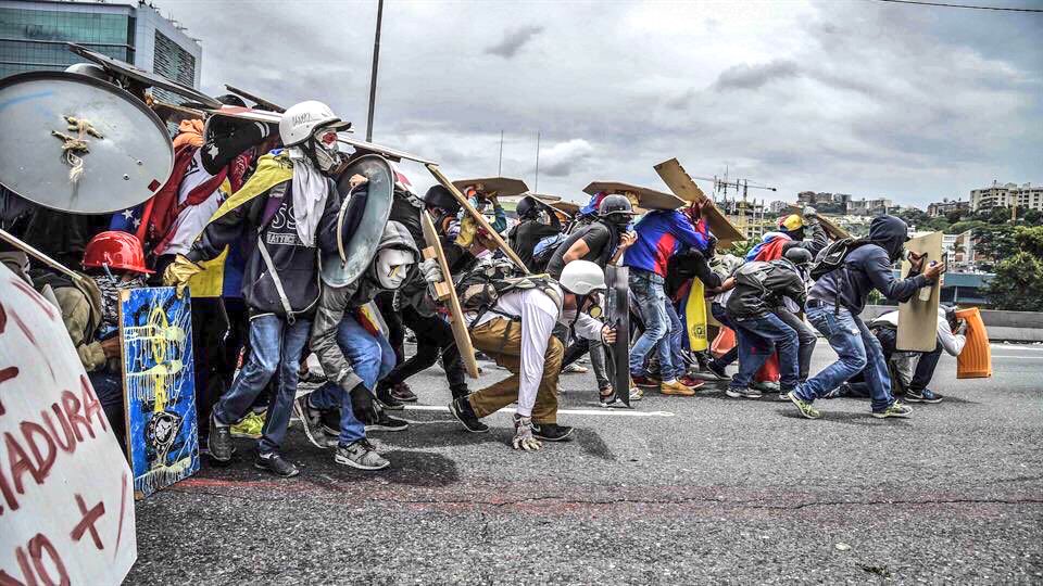 EduardoJFloresF's tweet photo. Esta imagen tiene que aparecer en los libros de historia de Venezuela. https://t.co/dGg9V6w93p