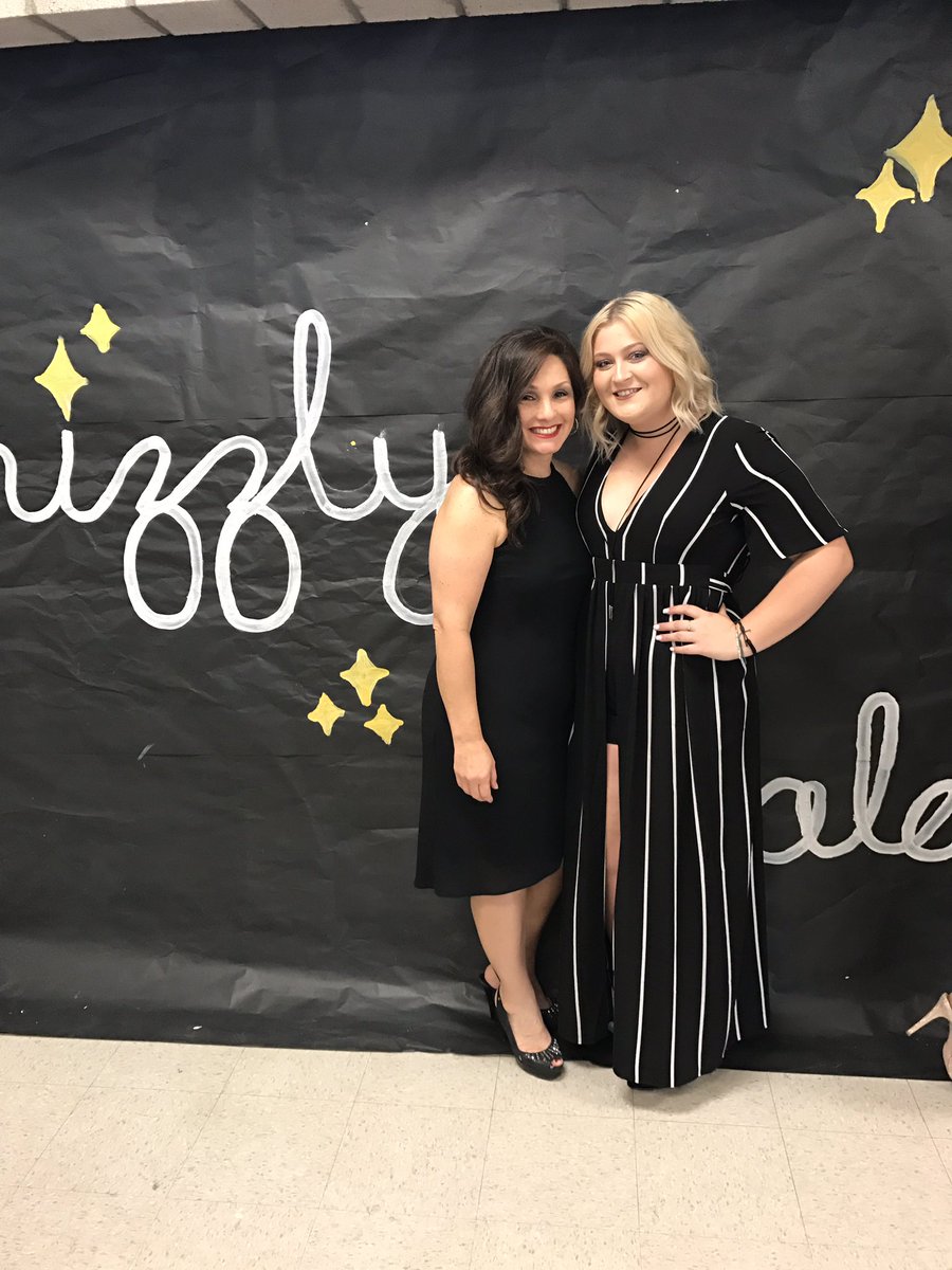 Itssarahpotts's tweet photo. Last cheer banquet ever❤️ thank you for the memories so much love for every single one of you @LOHSCheer #sistasforever❤️ https://t.co/LcU7H1FZwN