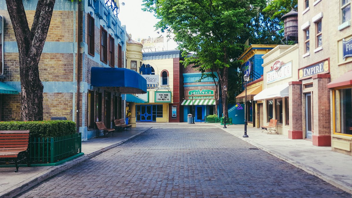 jbtbmbrlls's tweet photo. Thursday afternoon at Enchanted Kingdom. #WheninEK https://t.co/kLnq97Mi5L