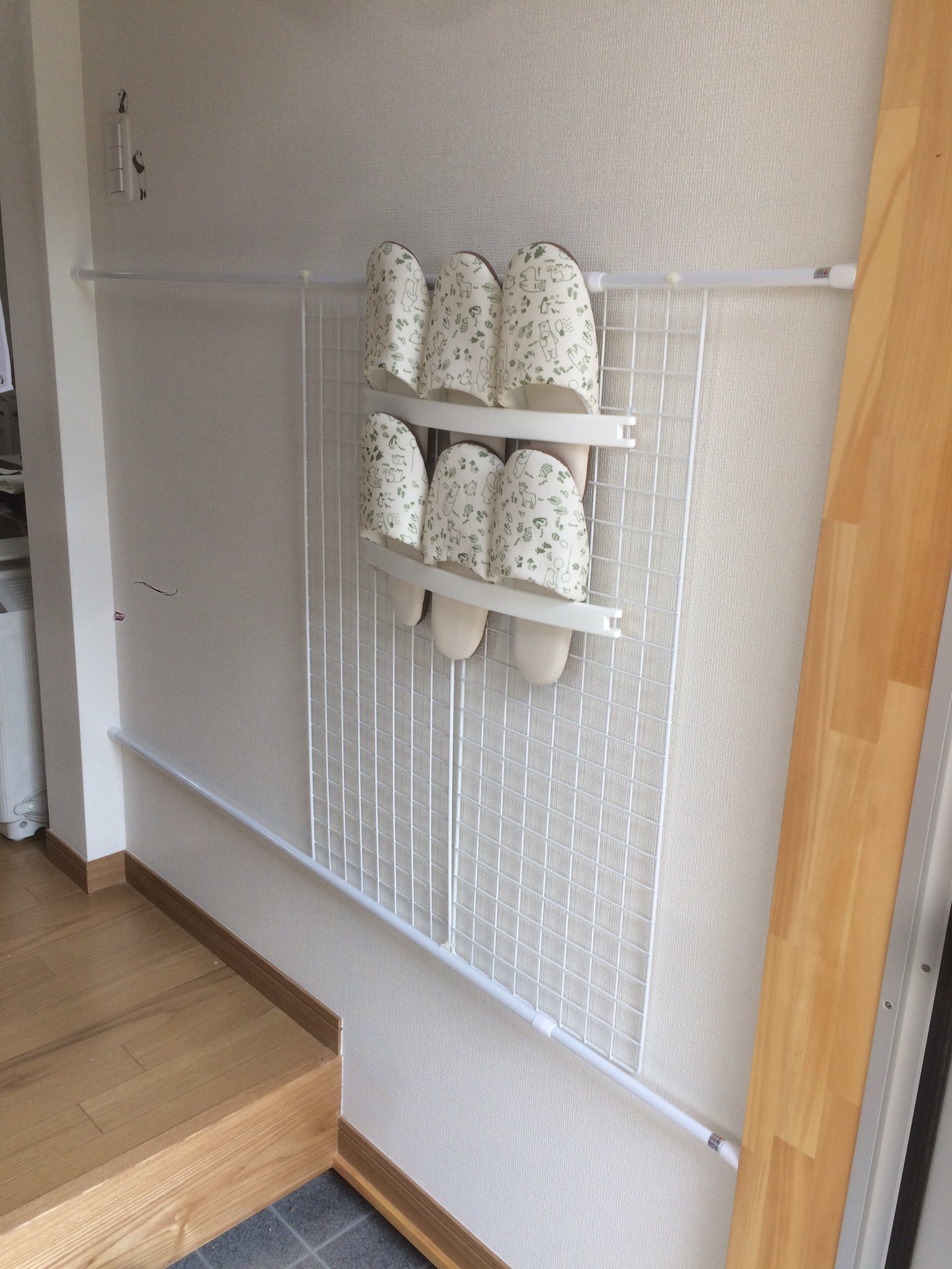 ちよ 玄関入ってすぐに白い壁だと子供が手をついて汚れるから プチdiy 突っ張り棒とワイヤーラックとタオルかけで スリッパ 置き場作成 これで子供が壁を触らない かな T Co Z2zcpeahvh Twitter