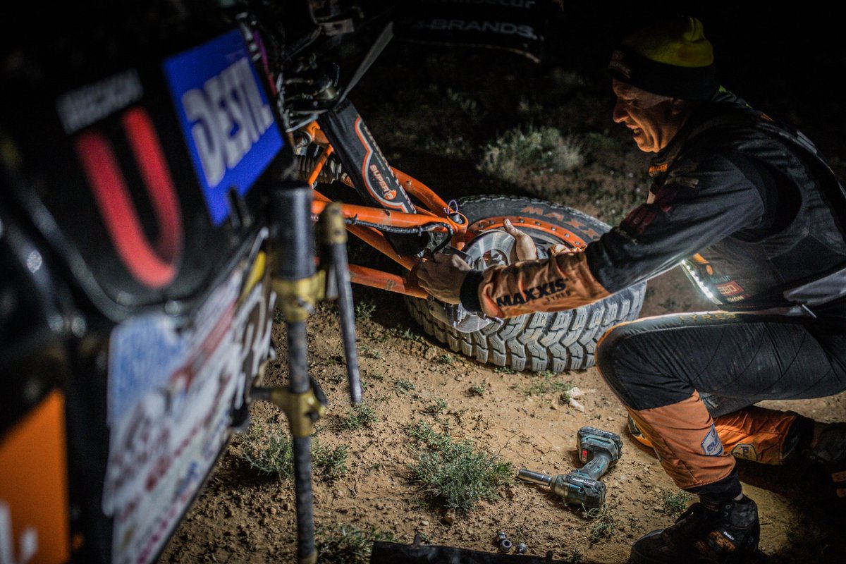 Light_Vest's tweet photo. thanks to @Rallymaniacs , great pictures of @TimCoronel , working on his car. With some help of https://t.co/4IkjaCJMsB ;) https://t.co/mHhbv3RdKA