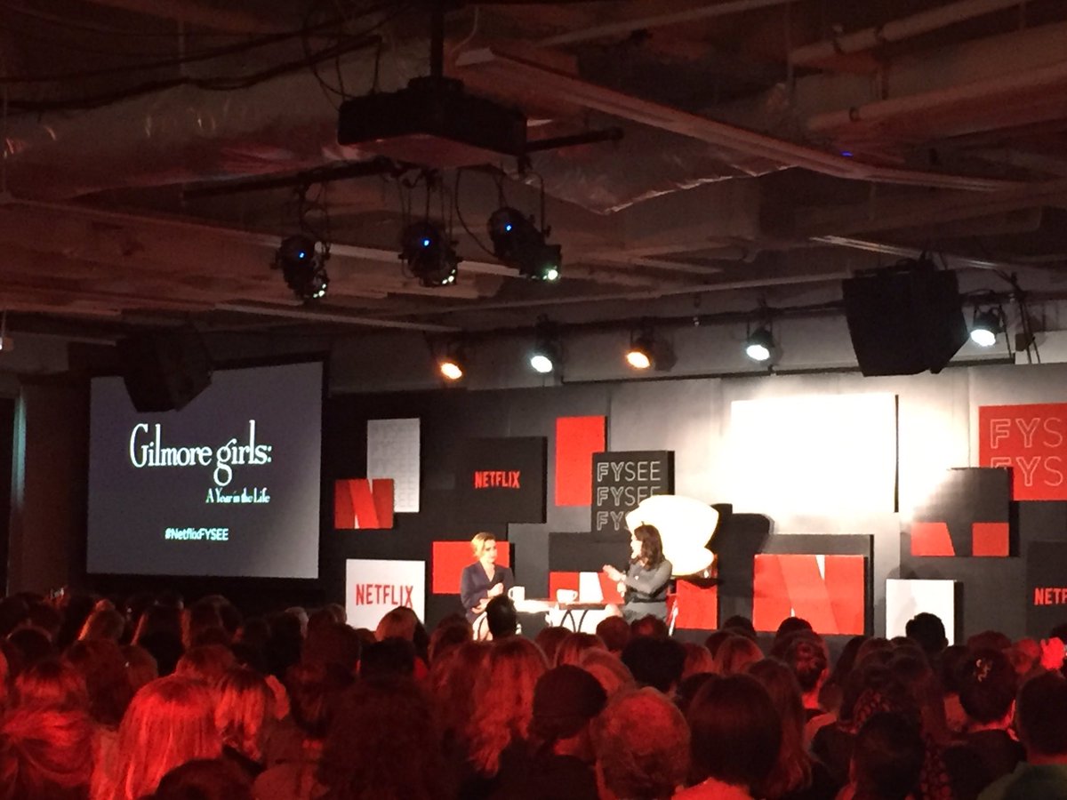 Loved chatting w/ <a href="/theLaurenGraham/">Lauren Graham</a> tonight about #GilmoreGirlsRevival &amp; those outstanding Qs that us <a href="/GilmoreGirls/">Gilmore Girls</a> fans have! #GilmoreGirls