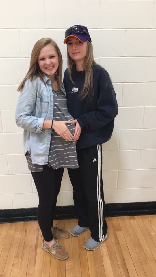 ellie_scha's tweet photo. hbd to the bff 💋 here's to our 1️⃣4️⃣ years of friendship and your 1️⃣7️⃣ years of life 💕 #ROCKS #beast? https://t.co/RMIBnIoZrm