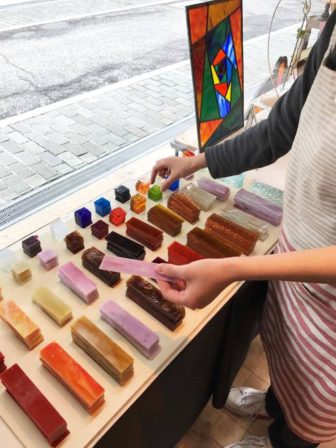 黒壁スクエア 母の日のご紹介第5弾は 黒壁体験教室 手作りのものをプレゼントにすると とっても喜ばれます ステンドグラス教室で一輪挿しを作ってプレゼントしてみませんか 他にも 写真立てやテーブルランプも作れます サンドブラスト体験で