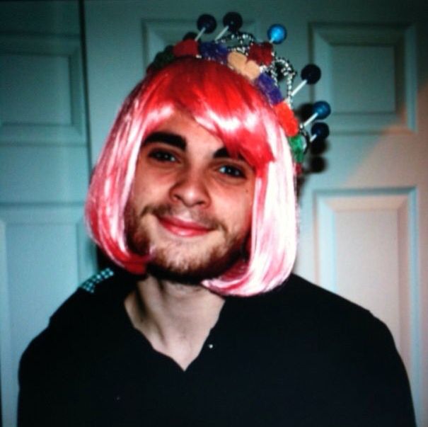 ParamoreFansInt's tweet image. Me listen After Laughter.