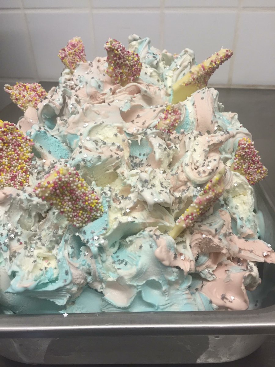 Gilbert05Amanda's tweet photo. UNICORN LOVERS https://t.co/jf0RIq2MMk