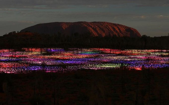 LuxTravelBible's tweet photo. MUST SEE:Artist #bruceMonroe's #FieldofLight https://t.co/PSGEPekQOX is an AMAZING #uluru #art installation #Uluru #ATE17 #seeaustralia https://t.co/0cI9Wz1KxB