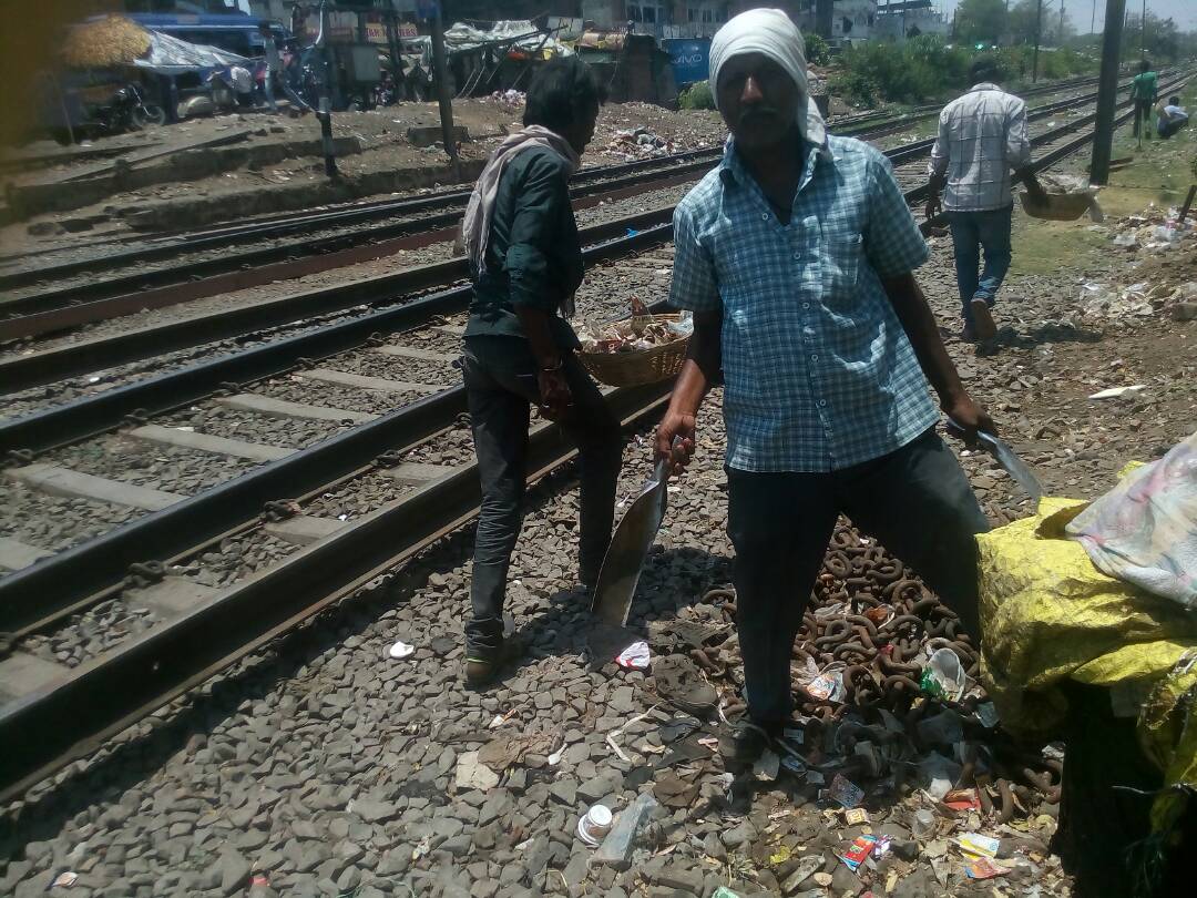 SwachhBharatGov's tweet image. A cleanliness drive was conducted alongside the railway tracks at Zone 11 in Bhopal by Bhopal Municipal Corporation.
#MyCleanIndia