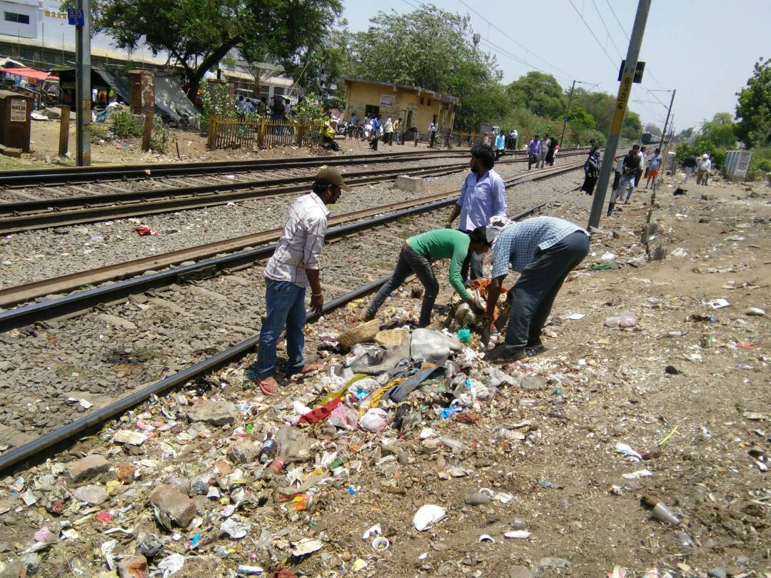 SwachhBharatGov's tweet image. A cleanliness drive was conducted alongside the railway tracks at Zone 11 in Bhopal by Bhopal Municipal Corporation.
#MyCleanIndia