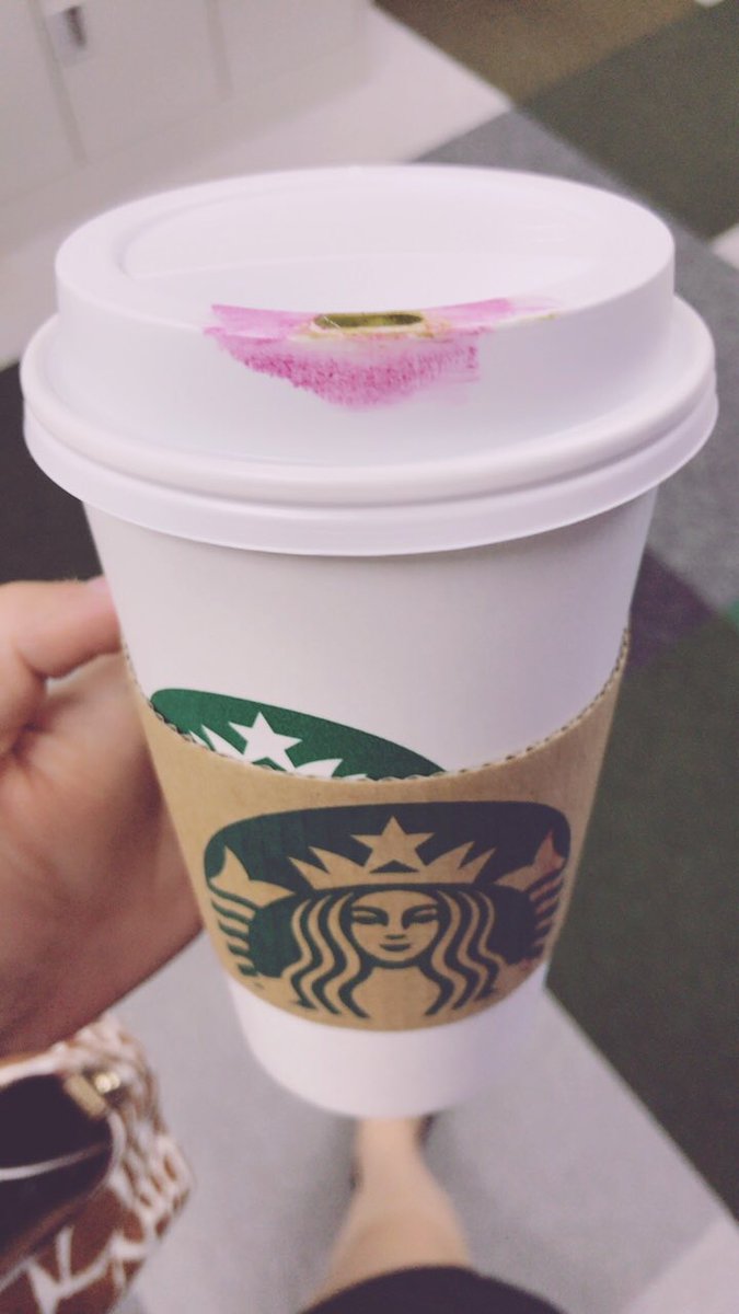 SHELL_dayo's tweet image. スタバの抹茶ティーラテは、

豆乳に変更すると100倍くらい美味しい(私はね)❤️❤️

口紅いつもなる。

#girlsproblem