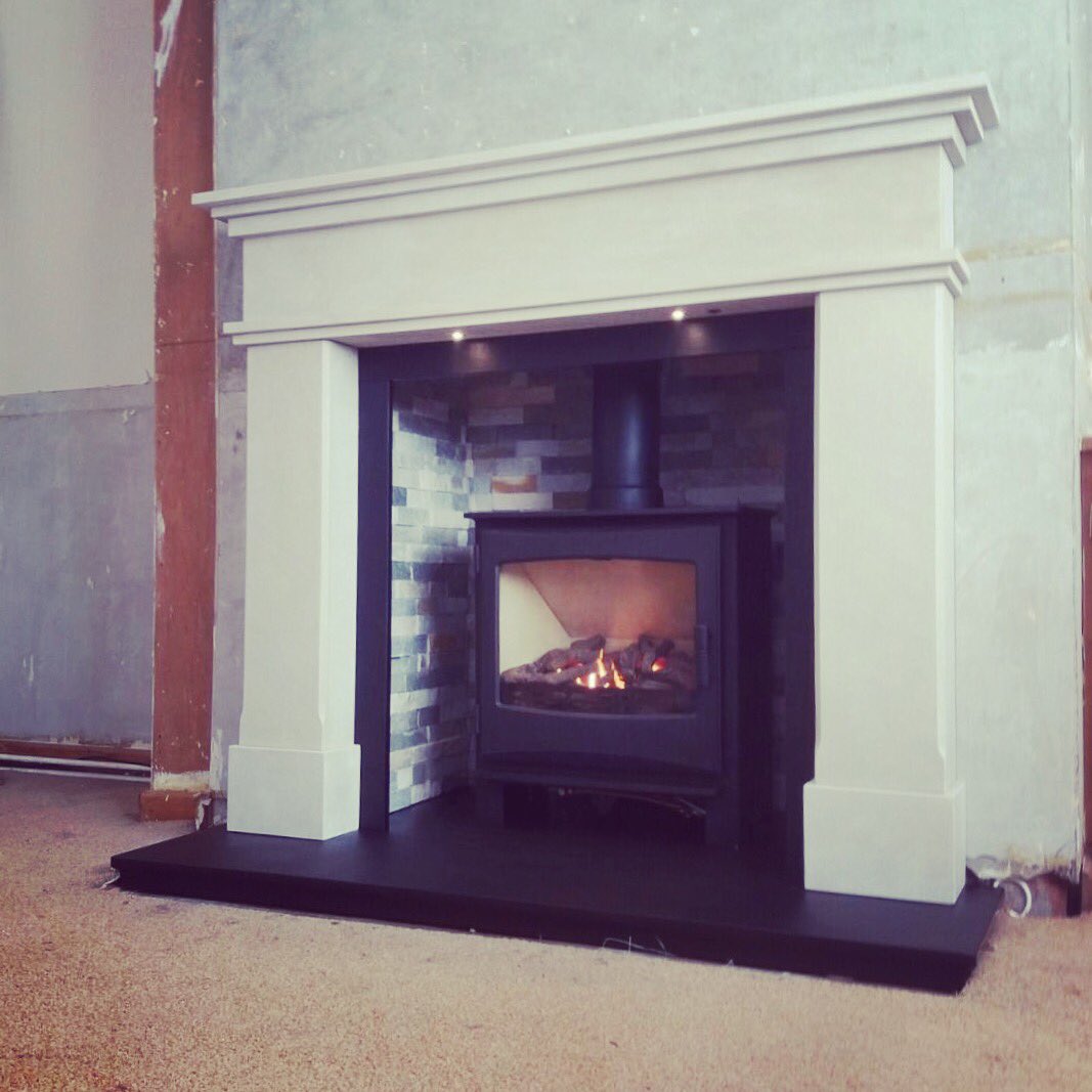 If you don't like solid fuel this Brosley gas is a good option. Fitted with a Sutton fireplace, rivern slate hearth/slips, oyster chamber 👍🏼