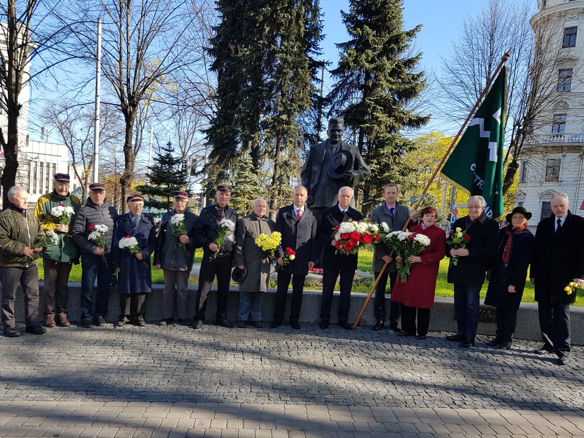 _LZS_'s tweet photo. Ziedu nolikšana pie K.Ulmaņa pieminekļa Rīgā par godu @_LZS_ 100 gadu jubilejai https://t.co/AlNF7inJO8