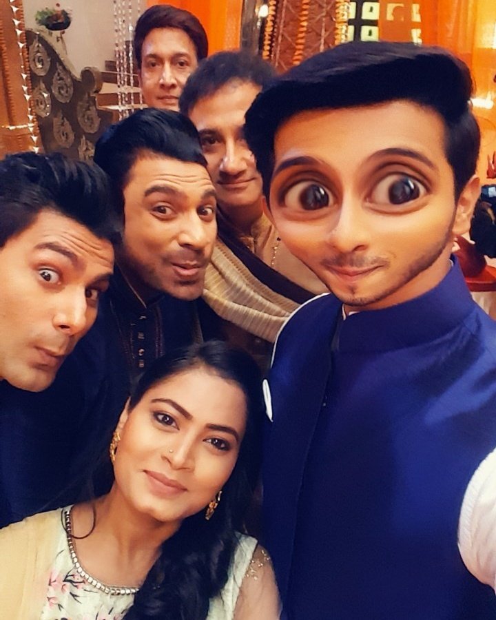And Shiv has turned Jaadu on set from now! Alien mode ON! 🕺🙆‍♂️😁 <a href="/abhinavkap/">Abhinav Kapoor</a> <a href="/StarPlus/">StarPlus</a> 
#EkAasthaAisiBhi