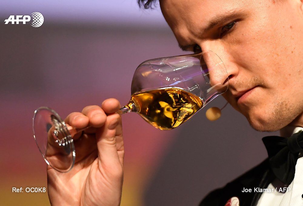 afpfr's tweet photo. Raimonds Tomsons, letton de 36 ans, a été sacré meilleur sommelier d'Europe https://t.co/uA4b0kTLgn #AFP https://t.co/fBji0cdo27