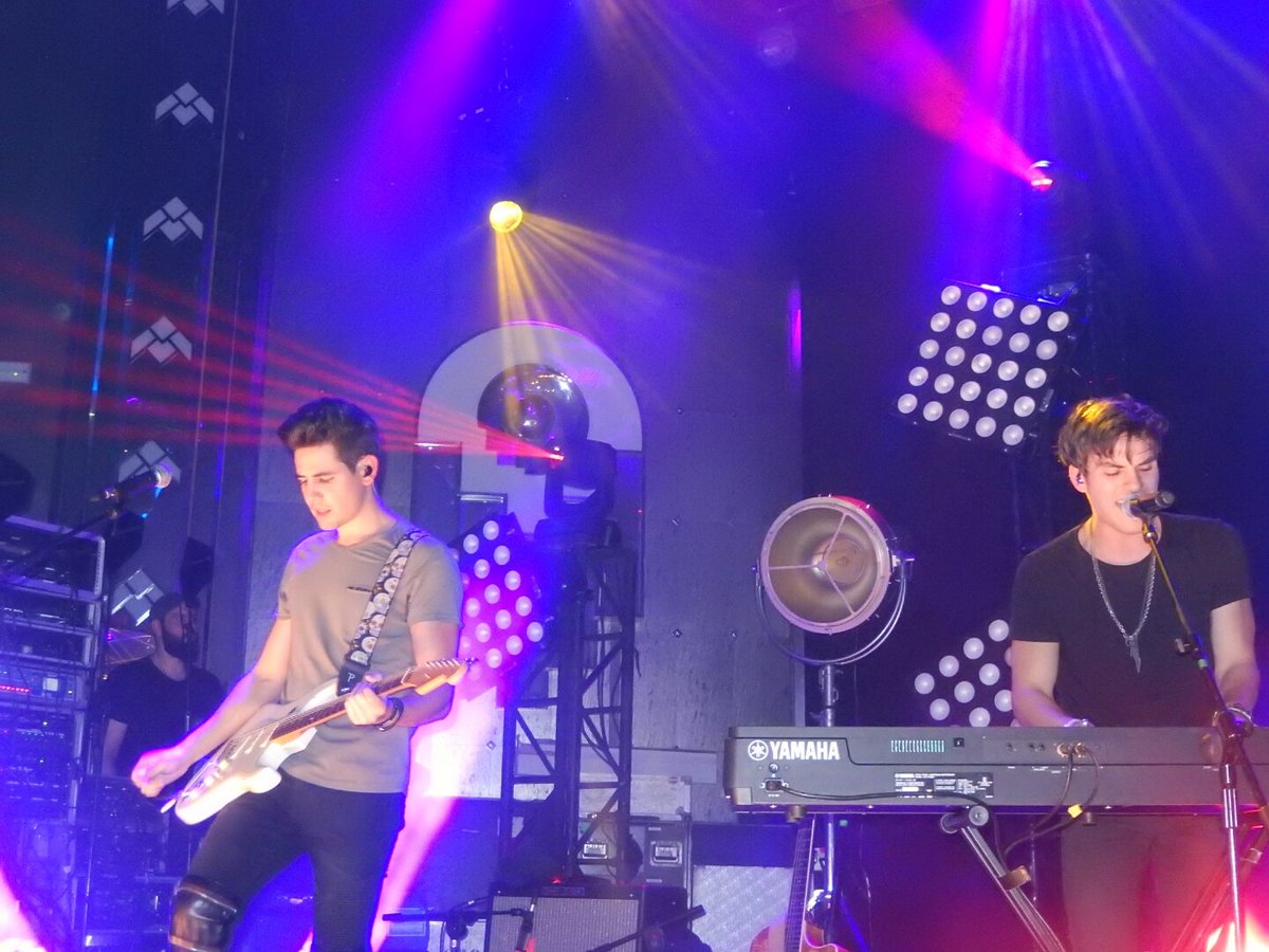 DVICIO_HOLLAND's tweet photo. @dvicio_andres @dvicio_missis @dvicio_martin en Madrid @TeatroBarcelo 🎤🎸🎹🎶 https://t.co/XpQxsqnv5D
