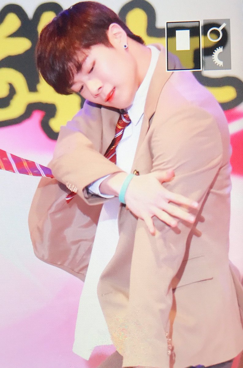 e_moonset's tweet photo. 170512 😭 비니 너무 조아 #아스트로 #문빈 #ASTRO #MOONBIN @offclASTRO https://t.co/J4PS49pHGc