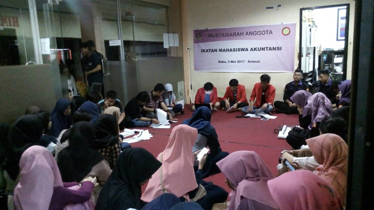 [Live Report] sedang berlangsung lanjutan pembacaan dan pembahasan Laporan Pertanggungjawaban oleh Dept. Keakuntansian di pelataran himpunan