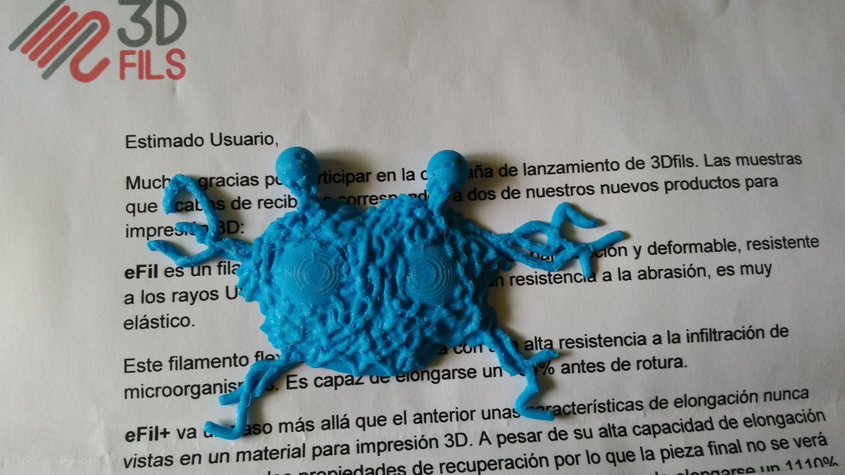 FSM con eFil (muestra) de <a href="/3DFils/">3DFils</a>
230°,0.2mm,35mm/s, sin retracción. Mucho stringing. Una vez "pelado" queda algo así. Me gusta el material