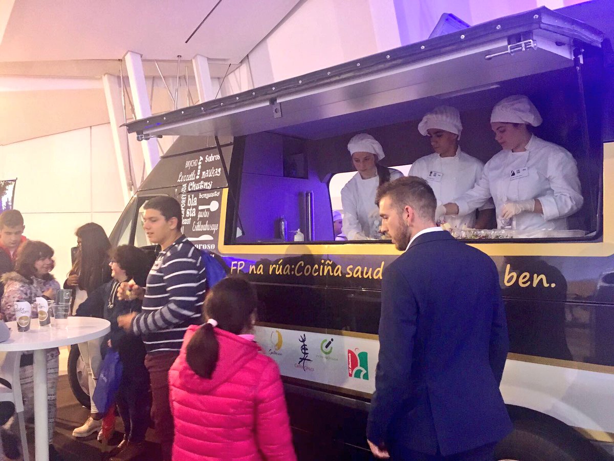 CarlosOrozaCIFP's tweet photo. Seguimos en #FPInnova2017 informando nos modos stands. Xeniais xornadas na @CidadedaCultura expoñendo a #innovación en #FP https://t.co/L8RgsboTSO