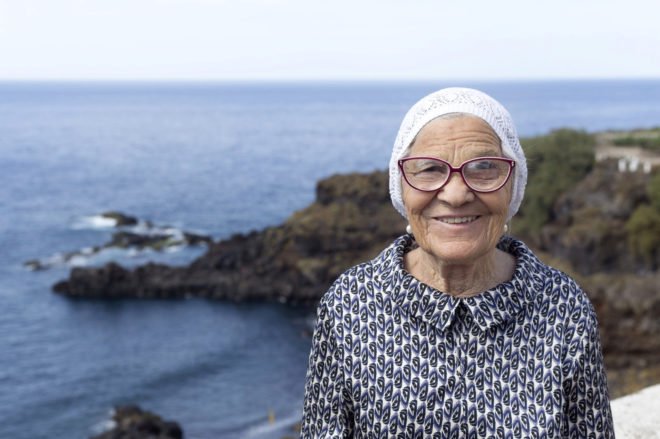 Baba Lena, 90 años y mochila al hombro 👵🎒 triunfa en #instagram: "Quiero tirarme en paracaídas" #Oletú #FelizFinde unmundopara3.com/2017/05/12/bab…