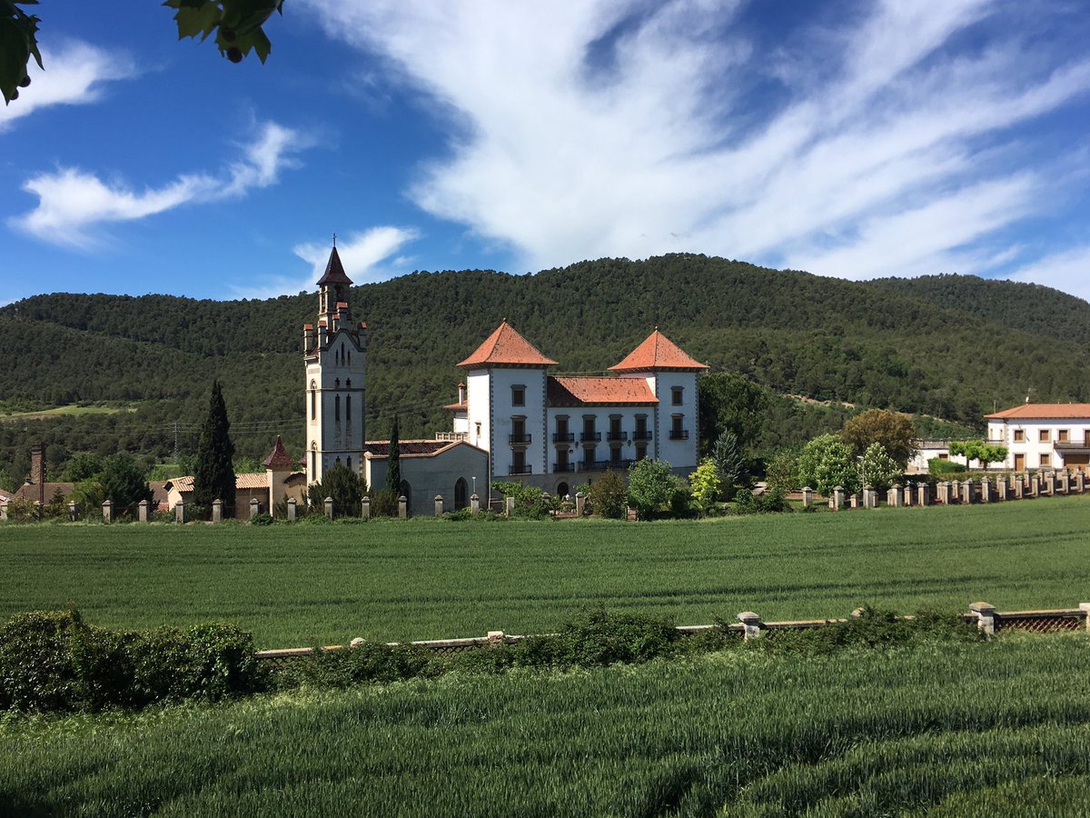 Bon cap de setmana! Us esperem al restaurant! Mireu quin entorn! Camps verds, natura, aire pur... #gruptomas #bages #nofilters