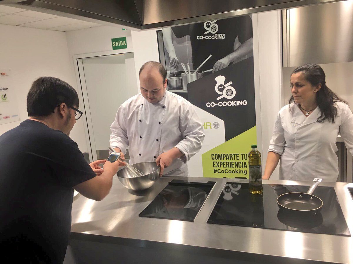 CarlosOrozaCIFP's tweet photo. E no @CarlosOrozaCIFP estamos atopando potenciais videoblogueiros grazas a Alfonso de @derechupete 
Unha mañá moi entretida!! #CoCooking https://t.co/kRrAOQlRuv