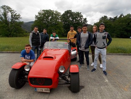 San_Viator's tweet photo. Alumnado de G.S. Automoción . Modelo de referencia para su Cater Ham. @HETELFP @FPeuskadi https://t.co/15ekxVIYJz