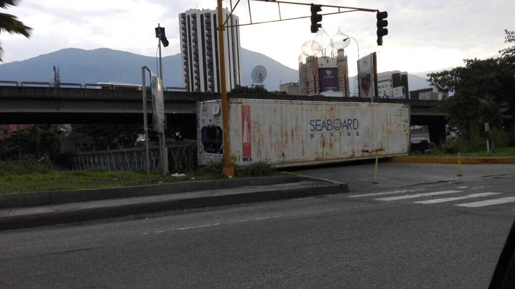 hcapriles's tweet photo. Llegaron contenedores con medicinas?NO!Están vacíos!Narco corrupta cúpula madurista los colocó para bloquear marcha de abuelos #12May https://t.co/UpdlujyoJO