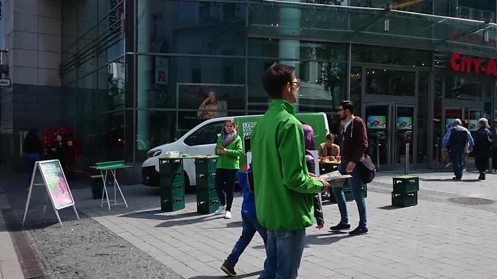 gjwuppertal's tweet photo. Die Hochtur der #gjnrw ist in Wuppertal!
#ltwnrw17 #3TW #keinenachtfürniemand https://t.co/6cgQeP4mcc