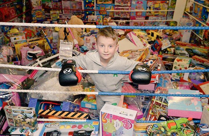 EdiHelpingHands's tweet photo. Young #EdinburghHelpingHands Volunteer CODY McMANUS is nominated for a @edinburghpaper #LocalHeroAward Tonight for his @codysxmastoybox 👏🏻 https://t.co/2XR77qwApf